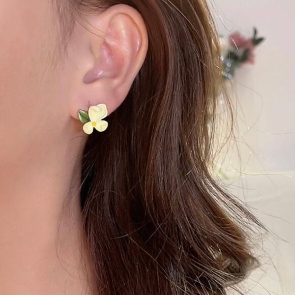 🔥2/$20 Flower Earrings S925 Silver Pin - Picture 2 of 4